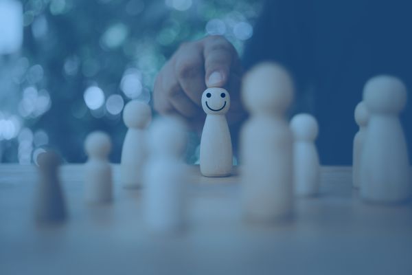 Figura protegida entre un grupo de personas