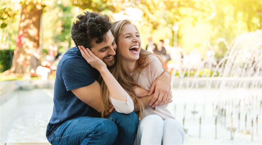 Pareja celebrando un proyecto cumplido